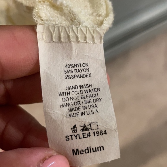 Beautiful  cream cold shoulder blouse M - Picture 6 of 6